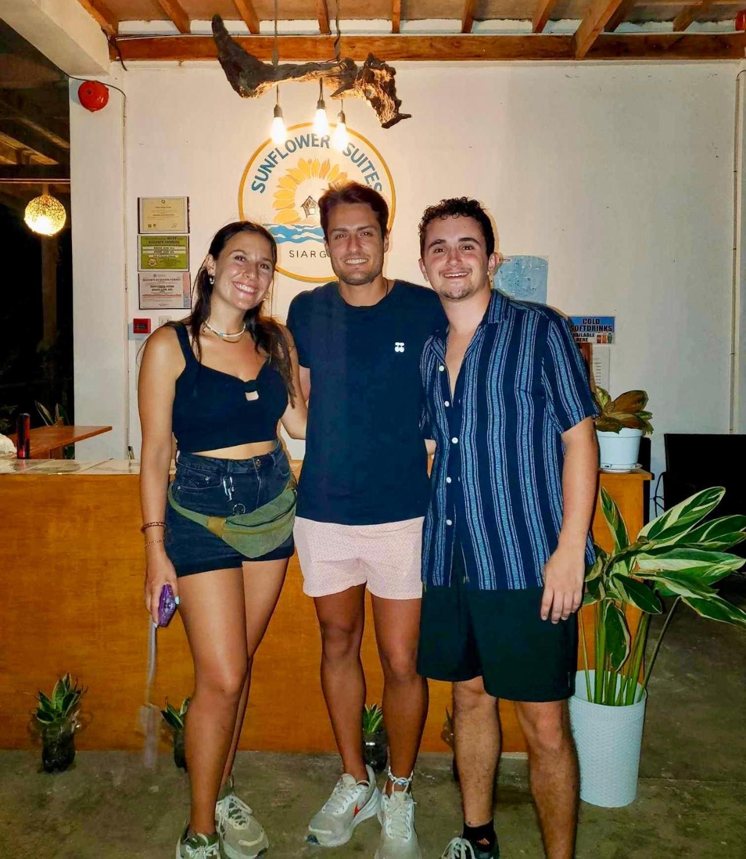 Siargao Sunflower Suites Генерал-Луна Экстерьер фото