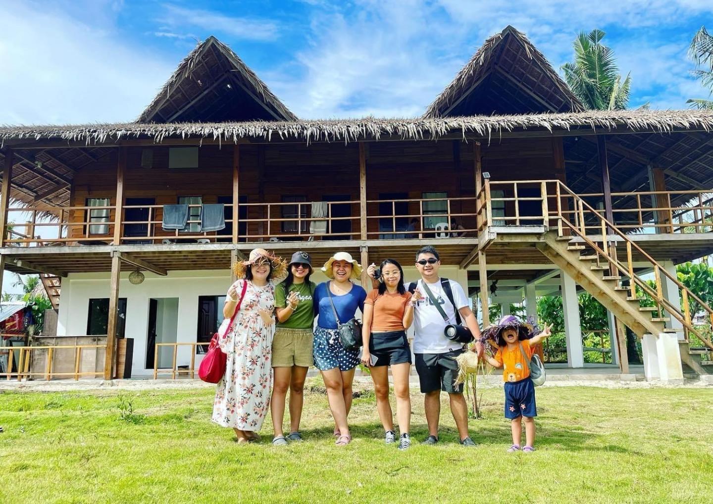 Siargao Sunflower Suites Генерал-Луна Экстерьер фото