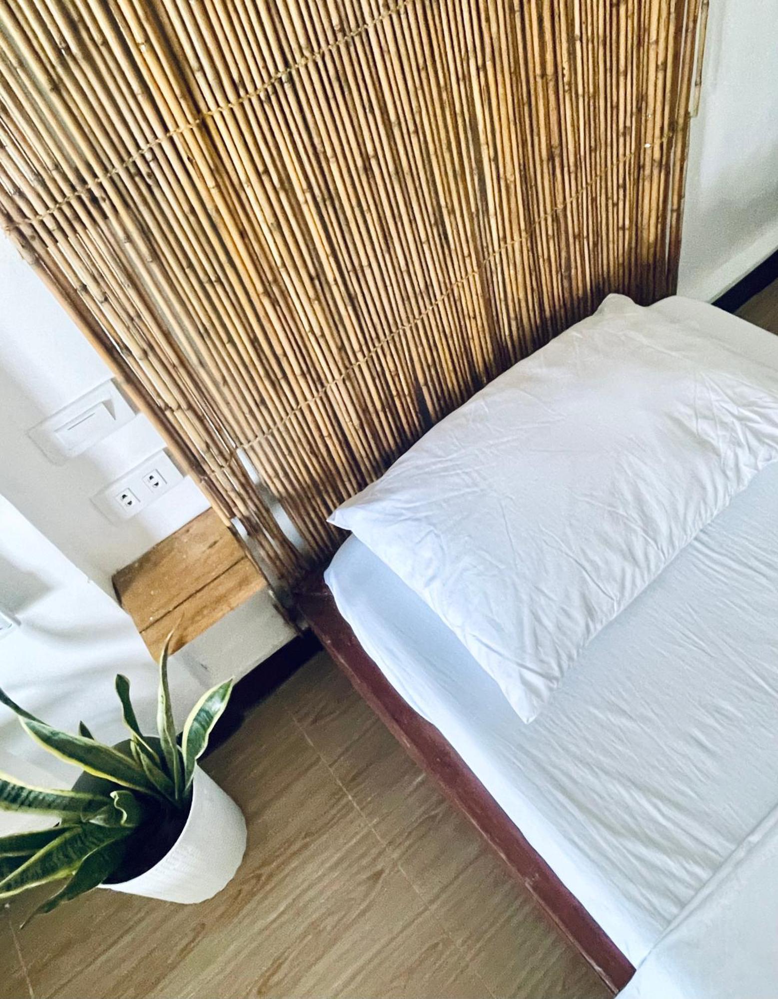 Siargao Sunflower Suites Генерал-Луна Экстерьер фото