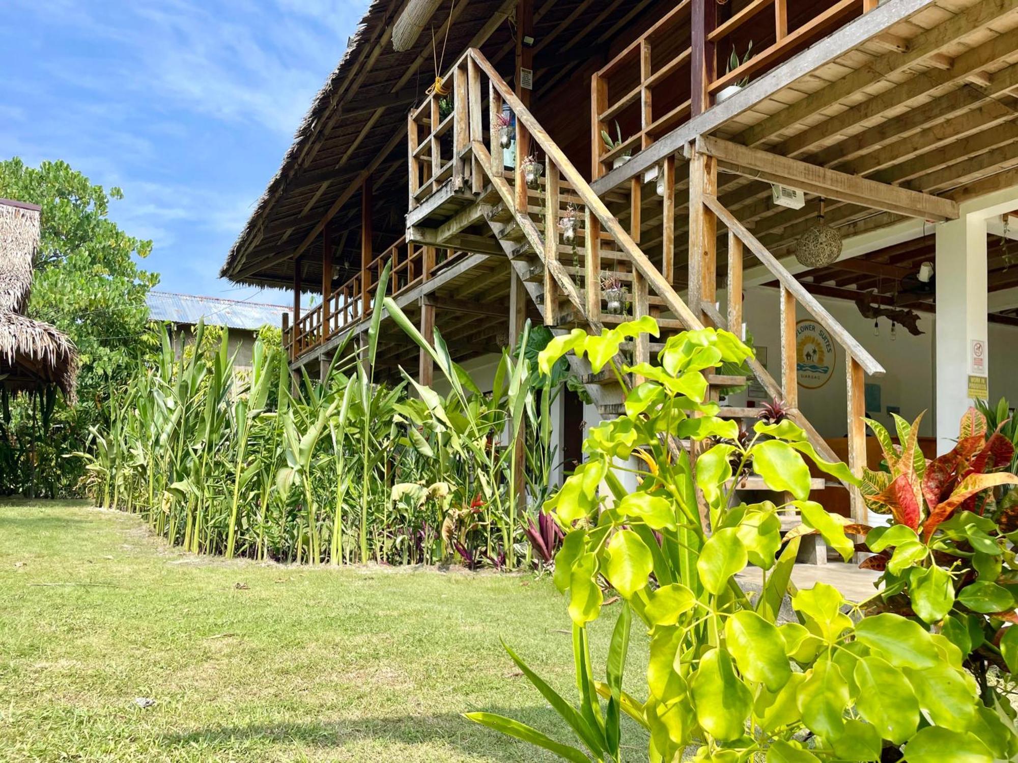 Siargao Sunflower Suites Генерал-Луна Экстерьер фото