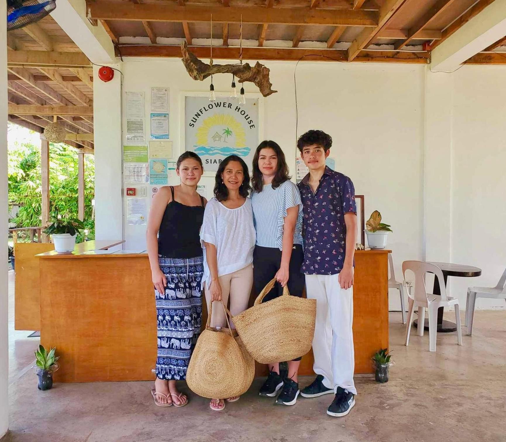 Siargao Sunflower Suites Генерал-Луна Экстерьер фото