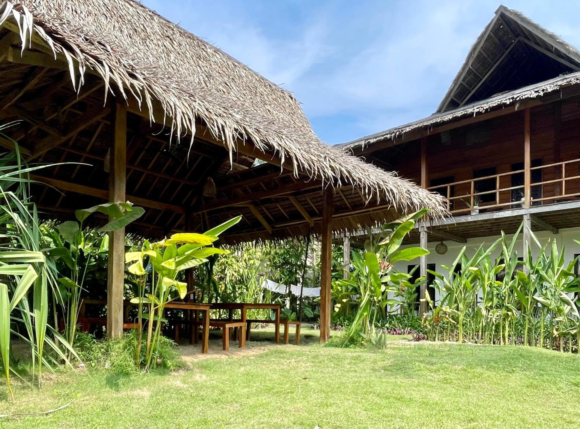 Siargao Sunflower Suites Генерал-Луна Экстерьер фото