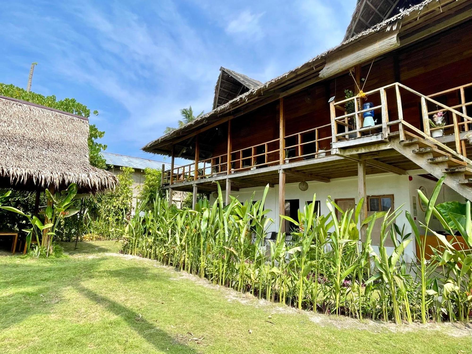 Siargao Sunflower Suites Генерал-Луна Экстерьер фото